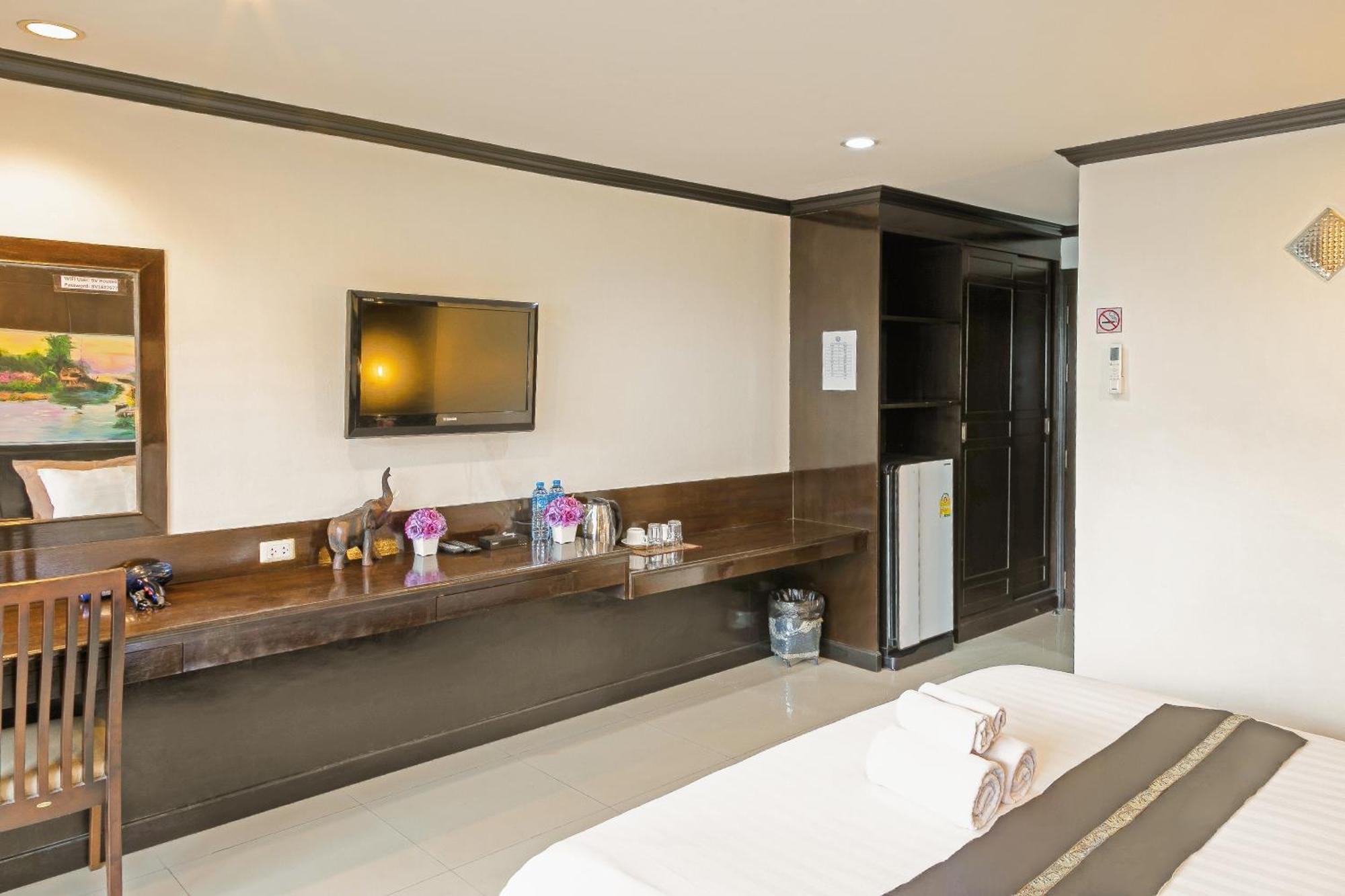 Best Venue Hotel Patong Exterior photo